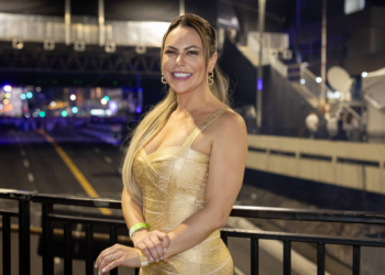 Primeira-dama chega antes de Nunes e participa da abertura dos portões do Sambódromo sem prefeito