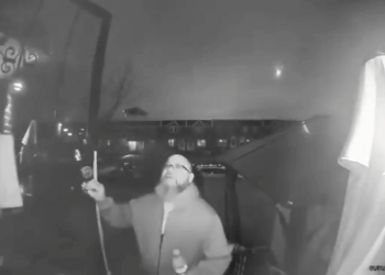 Imagens de drone mostram incêndios e peças de aeronave na estrada após a queda de avião de pequeno porte na Filadélfia