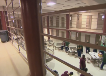 Justiça suspende ordem de Trump e barra transferência de mulheres trans para prisões masculinas