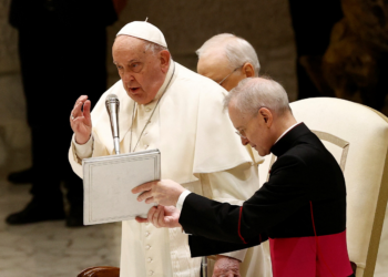 Papa Francisco tropeça após bengala quebrar em audiência no Vaticano