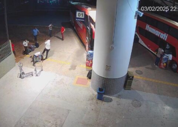 Vídeo mostra seguranças espancando homem em rodoviária de Cuiabá; quatro são presos