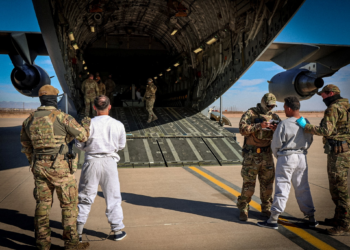 Primeiro avião com imigrantes deportados dos EUA chega à base militar de Guantánamo