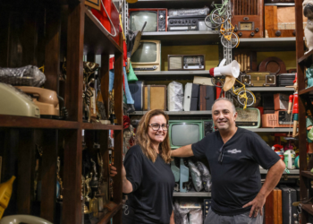 Loja sem letreiros aluga mais de 30 mil itens e garante o cenário de filmes e minisséries