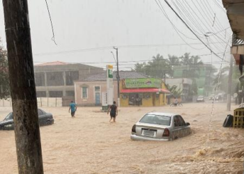 Cidade do Vale do Ribeira, em SP, fica 'ilhada' após chuvas e inundações