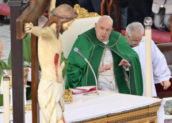 Com 'dificuldades respiratórias', Papa Francisco pede para assessor ler discurso; veja VÍDEO