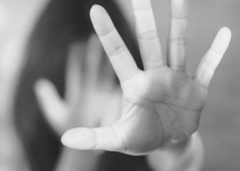 Menina de 14 anos é estuprada pelo padrasto e primo e descobre gravidez