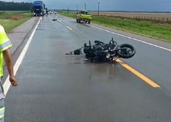 Motociclista é atropelado por caminhão e morre na BR-163; vídeo