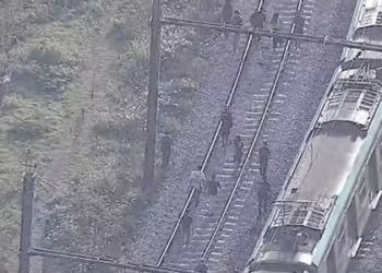 Passageiros andam nos trilhos após falha na Linha 8-Diamante, em SP