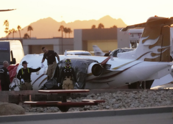 Jato executivo sai da pista e bate contra outro avião em aeroporto dos EUA; 1 pessoa morreu