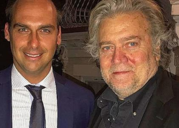 Aliado do bolsonarismo, Bannon admite culpa em fraude milionária