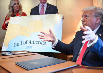 Trump barra Associated Press no Salão Oval por agência não usar termo 'golfo da América'