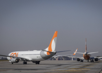 Avião da Gol bate em carro durante decolagem no Galeão (RJ)