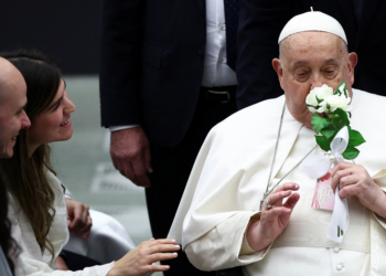 Papa Francisco diz ainda estar com bronquite e pede novamente para assessor ler discurso