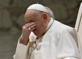 Ainda com bronquite, papa Francisco volta a pedir ajuda para ler discurso em audiência