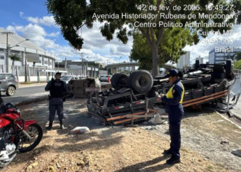 Caminhão perde freio, bate em carro e os dois capotam na Av. do CPA