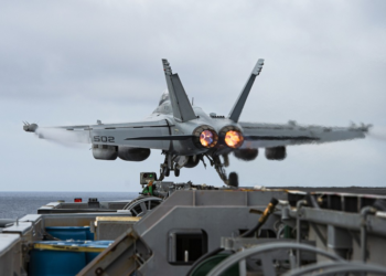 Avião da Marinha dos EUA cai na Califórnia; tripulantes são resgatados