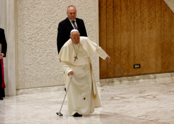 Internado para tratar bronquite, papa Francisco passa noite tranquila e febre diminui, diz agência