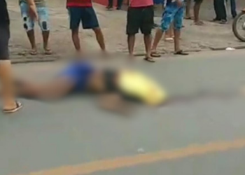 Homem bate moto em carro e tem cabeça esmagada; veja vídeo