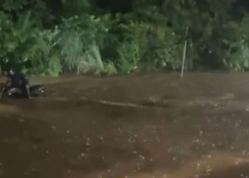 Vídeo mostra ruas completamente alagadas e carro embaixo d"água em Poconé