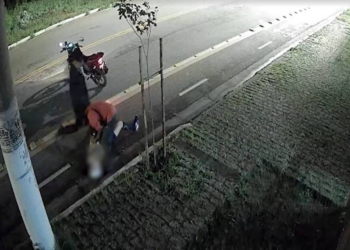 Ladrão chuta e morde dedo de mulher de 67 anos para roubar aliança em SP