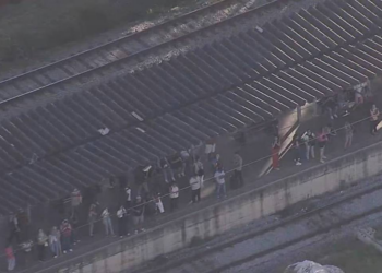 Linha 12-safira de trens em SP tem falha elétrica e opera com velocidade reduzida