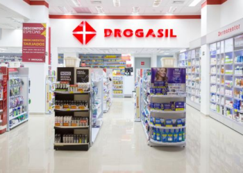 Assaltante se passa por cliente em farmácia e rouba R$ 3,7 mil