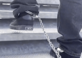 Governo Trump zomba de deportação e posta vídeo 'ASMR' com imigrantes algemados