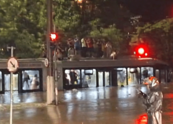 Temporal em SP: Ilhados, passageiros sobem em teto de ônibus; veja vídeos