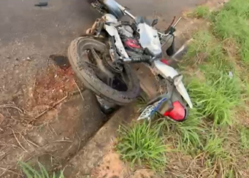Motociclista de 23 anos bate em caminhão e morre