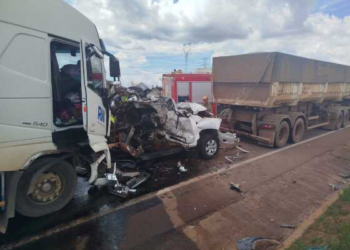 VÍDEO – Ranger é prensada entre duas carretas e motorista morre na BR-163