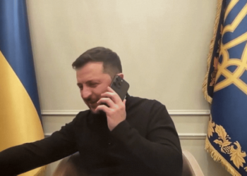 'Posso te ligar em 15 minutos?':  Zelensky dá 'corte' em Macron durante ligação; veja VÍDEO