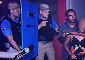 Homem sequestra e ameaça matar mulher e criança