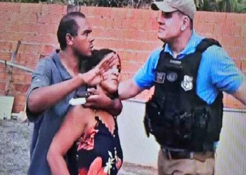 Homem que invadiu casa e fez mulher e criança reféns estava em surto, diz PM