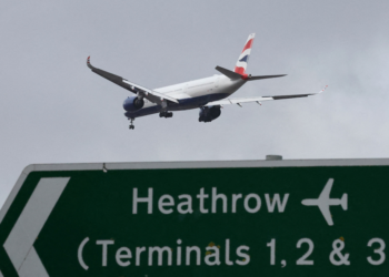 Primeiro avião pousa em Heathrow após fechamento total do principal aeroporto londrino