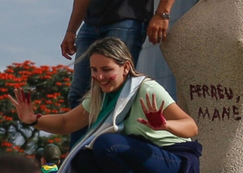 Mulher que escreveu com batom em estátua do STF começa a ser julgada