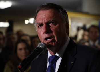 Ofensiva de Bolsonaro contra cerco judicial inclui anistia, pressão externa, TSE e Ficha Limpa