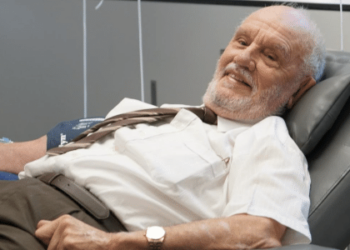 Morre aos 88 homem do 'sangue dourado', que salvou 2 milhões de bebês