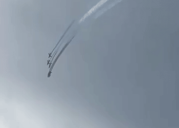 VÍDEO: Jatos militares batem em pleno ar durante voo de treinamento na França; ocupantes conseguem ejetar