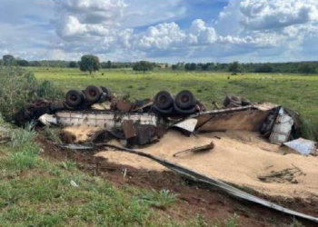 Carreta capota e jovem morre na BR-163