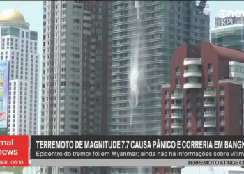 VÍDEO: Veja momento em que água de piscina de arranha-céu cai sobre rua em Bangkok, na Tailândia