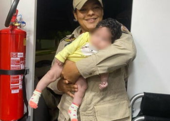 Bombeiros salvam bebê de 3 meses que engasgou durante a amamentação