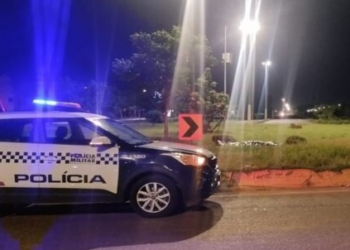 Homem de 55 anos cai de moto em rotatória e morre