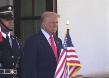 Diplomatas brasileiros viajam aos EUA para tentar negociar alternativas ao 'tarifaço' de Trump