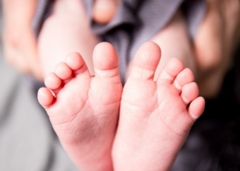 Bebê de 8 meses se engasga após ser amamentado e morre