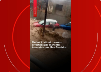 Vídeo mostra resgate de mulher que estava em carro sendo levado por enchente em ilha da Espanha