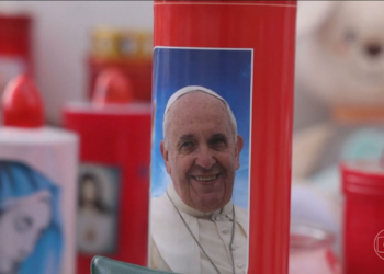 Papa Francisco passou o dia sem novas crises e se recupera após episódios de insuficiência respiratória aguda, diz Vaticano