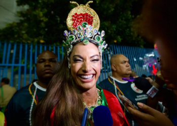 Não consegui comer nada, estou à base de Whey Protein, diz Patrícia Poeta em sua estreia na Sapucaí