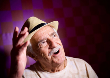 'A gente já brilha tanto em outras ocasiões, deixa os outros brilharem também', diz Ary Fontoura sobre ser espectador do Carnaval