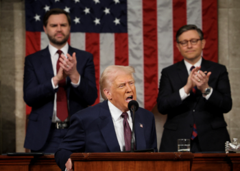 Trump aprofunda divisões e enterra o bipartidarismo no primeiro discurso no Congresso