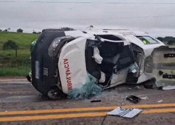 Ambulância com paciente bate em caminhão e motorista fica preso às ferragens